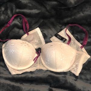 pale pink lace bra:)